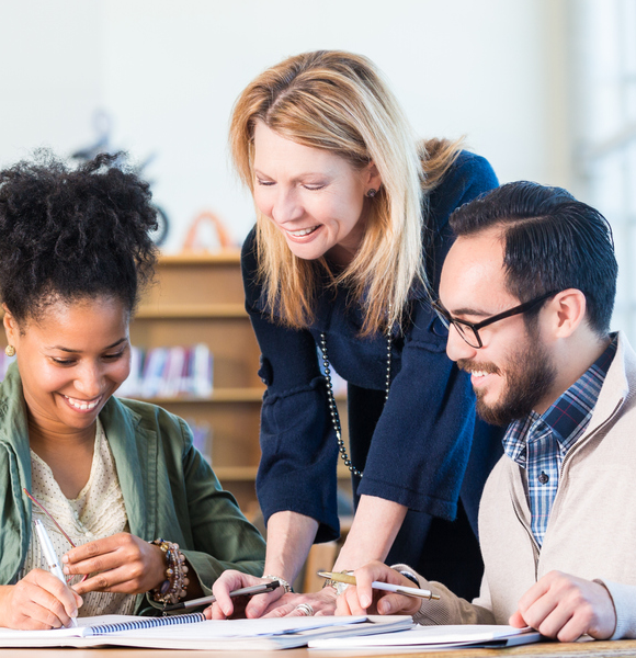 Consultora acadêmica Richmond Solution orientando professores