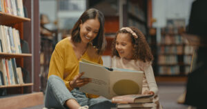 alunos praticando leitura em inglês na sala de aula
