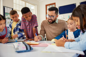 storytelling colaborativo no ensino de inglês com alunos criando histórias em grupo
