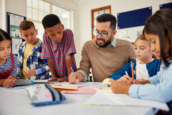 storytelling colaborativo no ensino de inglês com alunos criando histórias em grupo